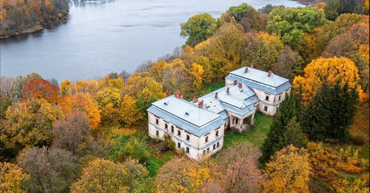 Дворцово-парковый ансамбль среди осеннего парка и озера