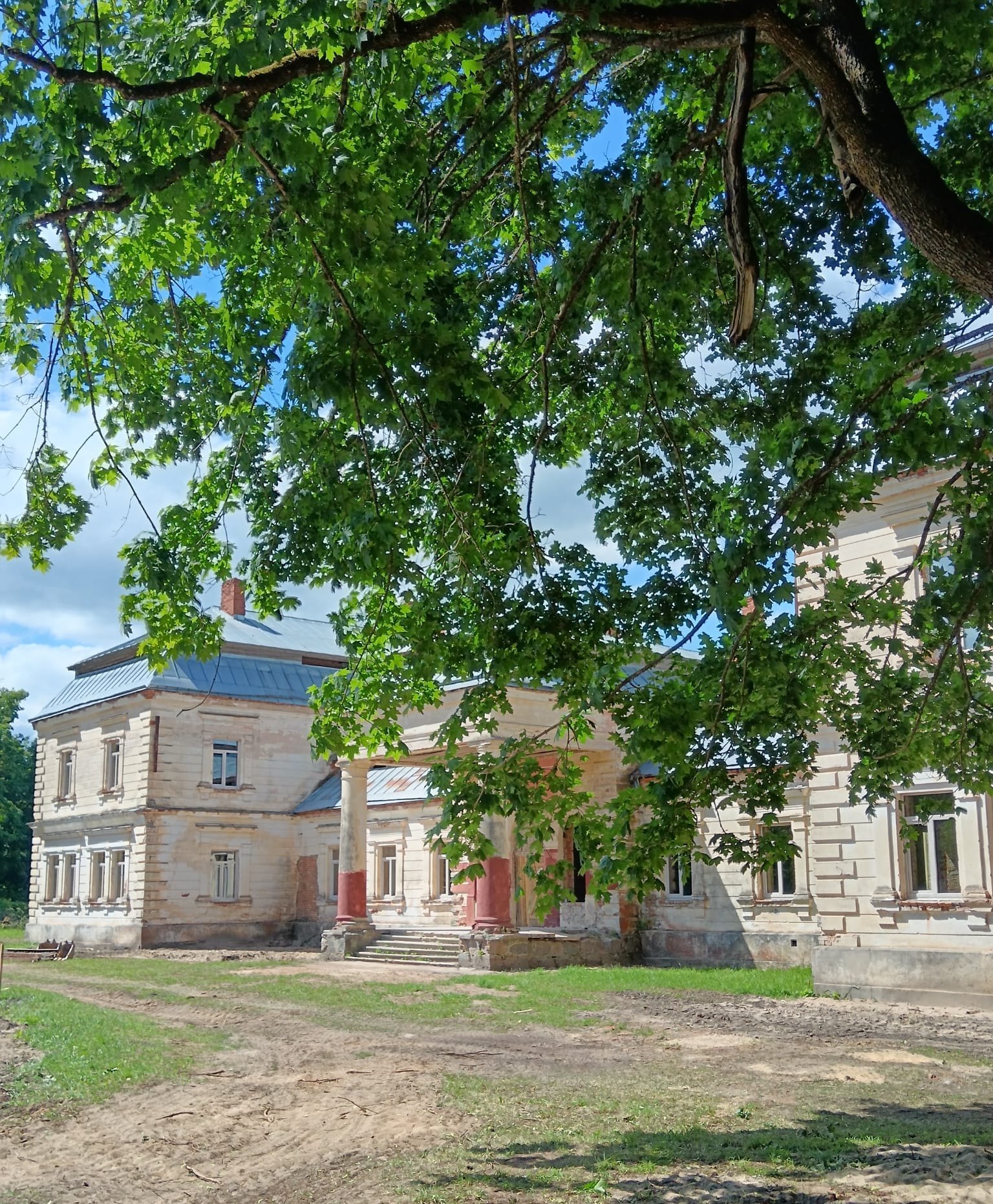 Дворец Плятеров в парке